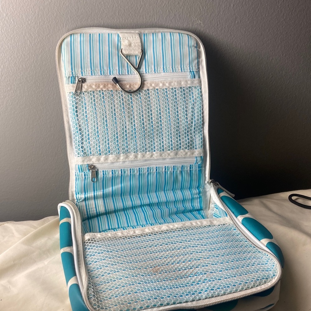 It’s not in perfect condition as you can see but it’s a makeup bag “nu skin”